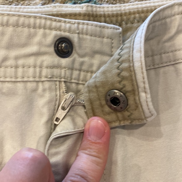 Columbia Khaki Cargo Snap Closure Shorts - Picture 2 of 8